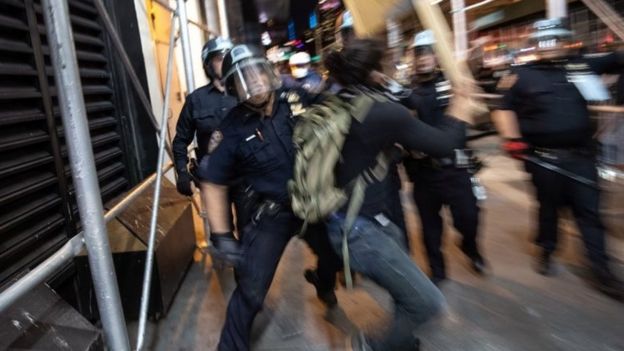 Un hombre pelea con policías en Nueva York