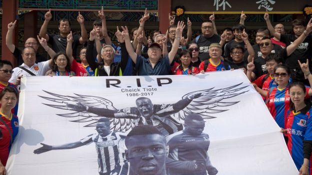 Los aficionados del Beijing Enterprise, el último club al que perteneció Tiote, rindieron tributo al jugador marfileño.