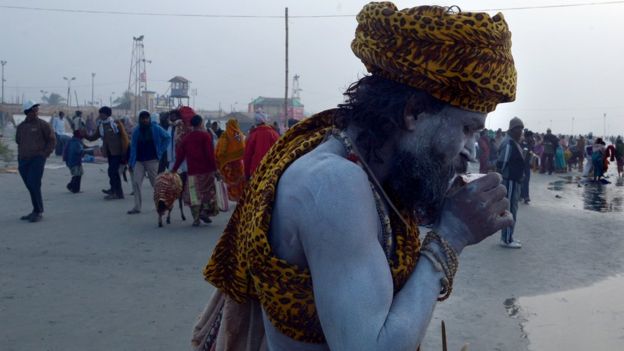 Un sacerdote indio tomándose su té