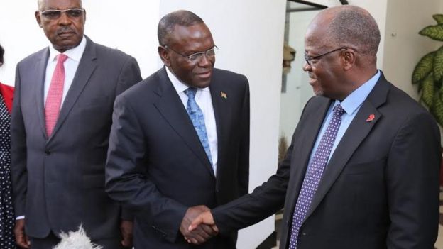 Rais wa Jamhuri ya Muungano wa Tanzania Mhe. Dkt. John Pombe Magufuli akiagana na Waziri wa Afya kutoka nchini Kenya Dkt. Cleopa Mailu mara baada ya kumaliza mazungumzo yao