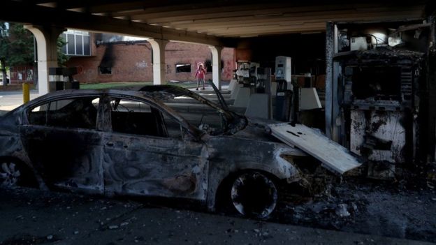 Сгоревший автомобиль после протестов в Миннеаполисе