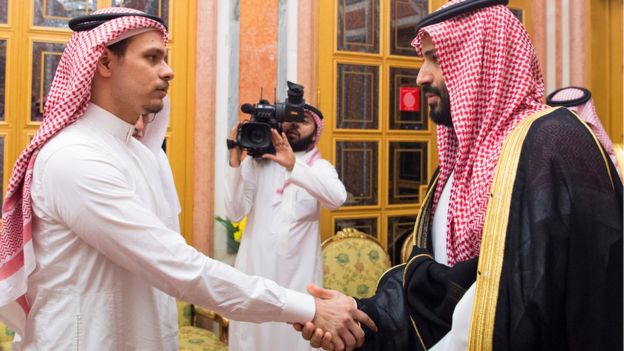 Mohammed bin Salman y el hijo de Jamal Khashoggi en Riad, Arabia Saudita