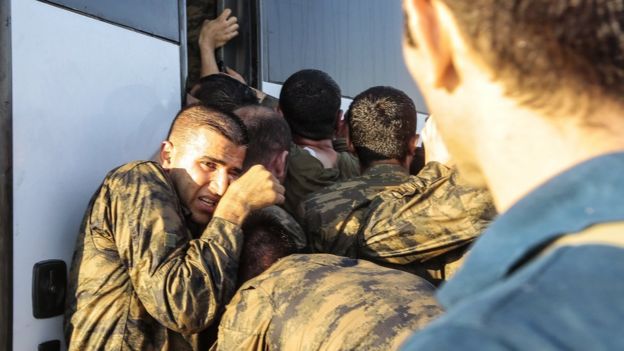 Militares se entregan a la policía