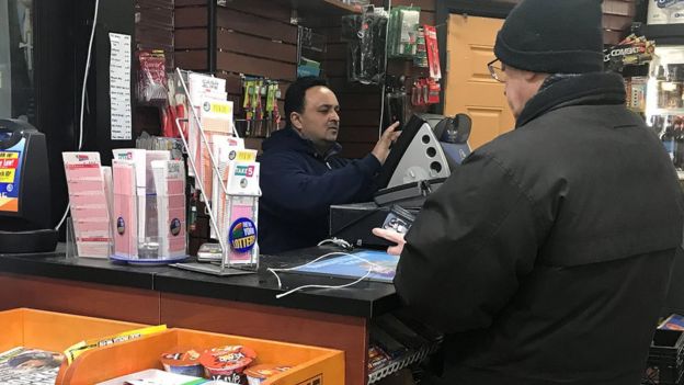 Hombre comprando lotería