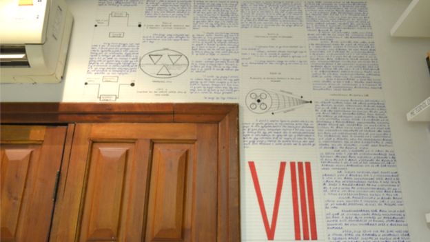 Parede do quarto de Bruno, com desenho e mensagens cifradas