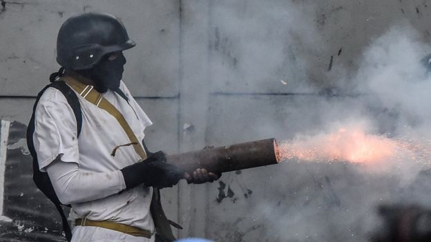 Un manifestante dispara.