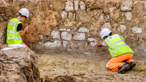 Richborough: Holding cell for gladiators found at Roman site - BBC News