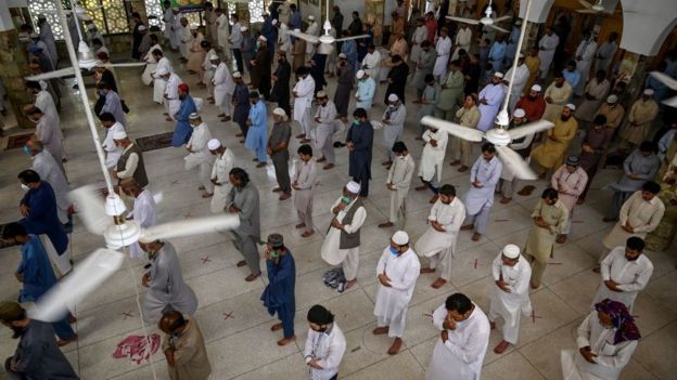 لاہور کی ایک مسجد میں نماز ادا کی جا رہی ہے
