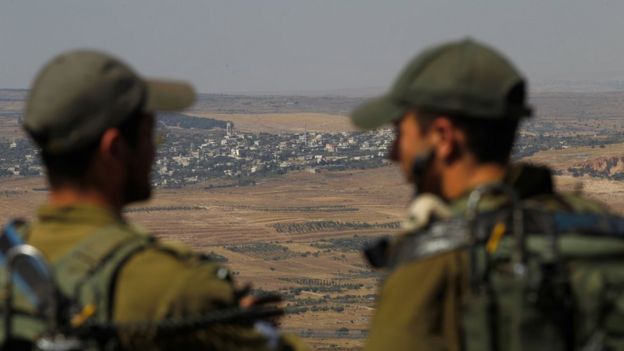 İsrail askerleri Kuneytra'ya doğru bakarken