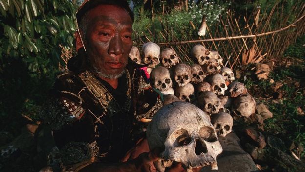 Jefe Naga enseñando cráneos ocultos en 1998, a pesar de que el gobierno indio había prohibido destruirlos.