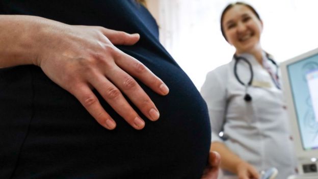 Mulher grávida se consulta com médica
