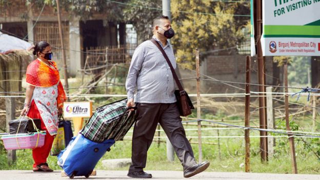 आइतवार पर्साको सीमाबाट नेपाल प्रवेश गर्दै