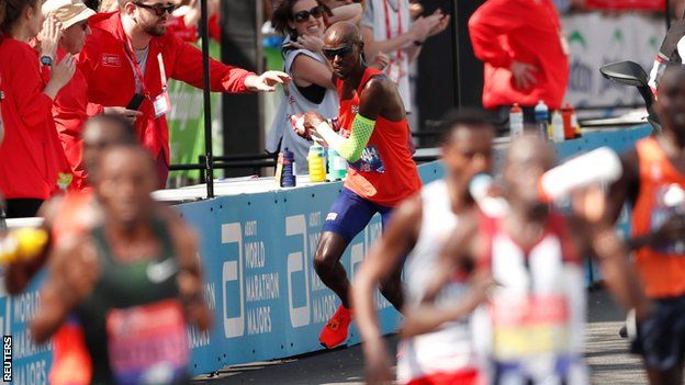 Mo Farah involved in confusion at drinks station