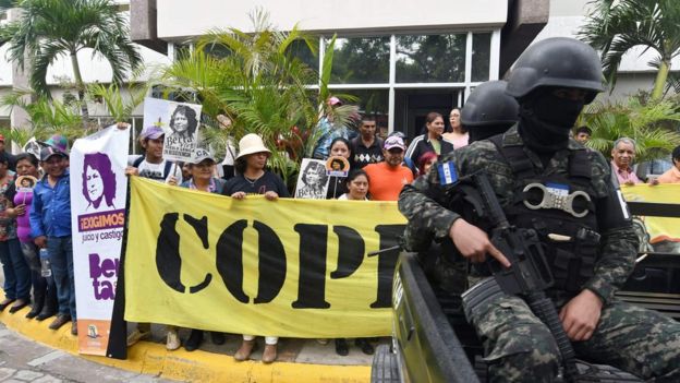 Protesta exigiendo justicia para Berta CÃ¡ceres