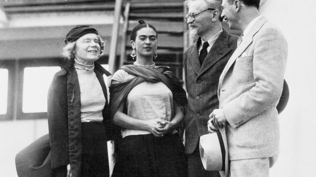 Foto antigua de Frida Kahlo con Leon Trotski.