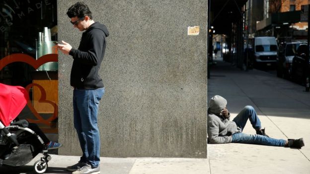 নিউ ইয়র্কের রাস্তায় গৃহহীন যুবক, ০৭-০৪-২০২০।