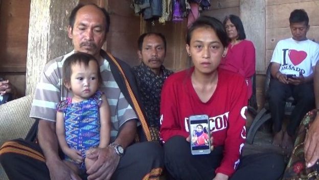 Anita Limbu Datu menangisi kepergian sang suami, Alpianus, yang tewas dibunuh kelompok bersenjata OPM