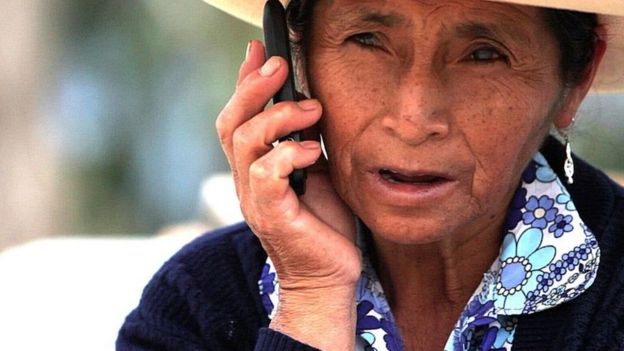 Mujer esteriliaza usa su celular