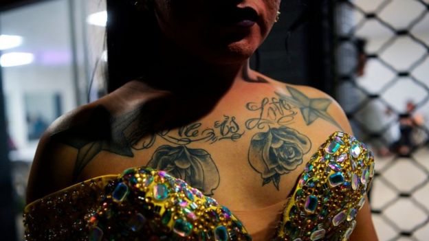 Una concursante de 'Miss Gay El Salvador 2020' se prepara detrás del escenario antes del concurso en San Salvador, El Salvador el 9 de febrero de 2020