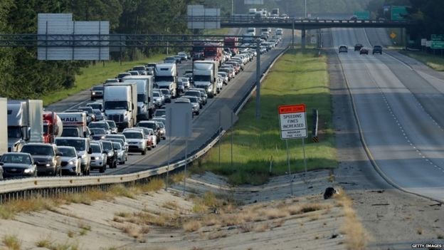 ஃபுளோரிடாவில் இருந்து வெளியேறும் மக்கள்