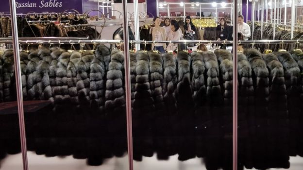 Sacos de pieles de animales en exposición en China.