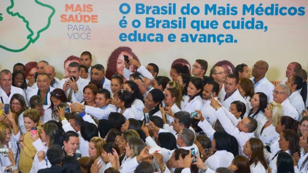 En 2016, Dilma Rousseff inaugura una nueva fase del programa MÃ¡s MÃ©dicos, rodeada por profesionales de la salud, incluyendo algunos cubanos