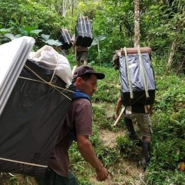 Butuh waktu dua hari untuk mengantarkan surat suara ke Desa Baloadoda dengan berjalan kaki. (KPUD Sulteng)