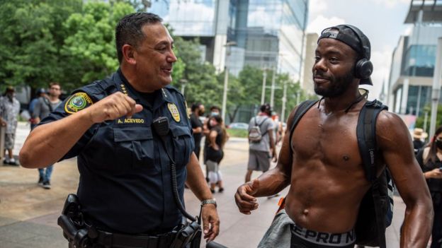 Art Acevedo con un ciudadano de raza negra durante una manifestación en Houston, 2 de junio de 2020