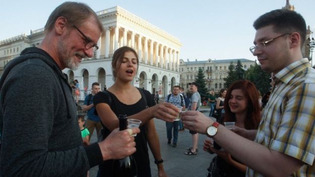 Ucranianos celebran la noticia de que Babchenko está con vida
