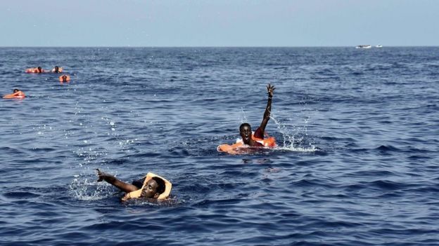 Los inmigrantes desesperados se lanzaron al mar