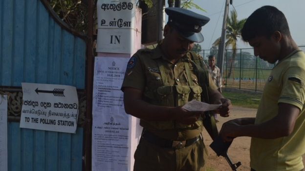 சோதனையிடும் காவலர்