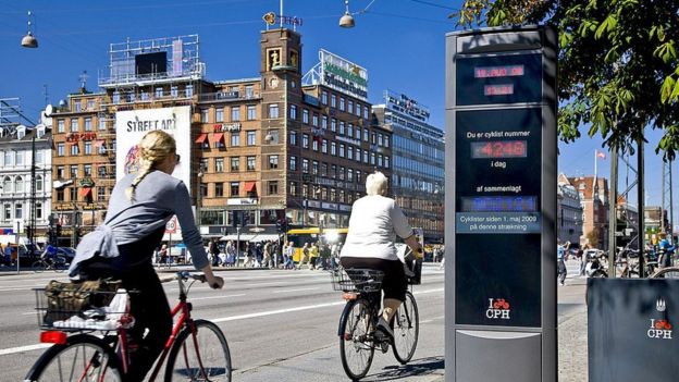 Ciclistas pedalam no centro de Copenhagen