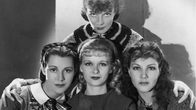 Katharine Hepburn, Frances Dee, Joan Bennett y Jean Parker interpretaron a las hermanas March en la versión de 1933, dirigida por George Cukor.