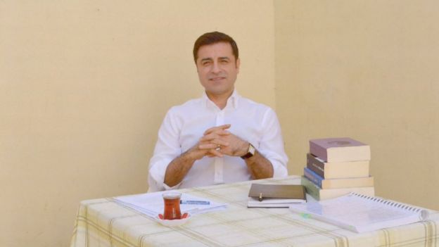 Selahattin Demirtaş'ın cezaevinde çekilen fotoğraflarını HDP paylaştı.