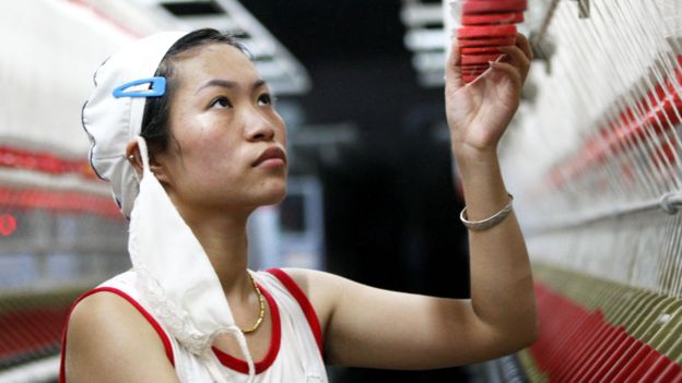 Mujer joven en una fábrica textil en China