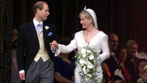 Свадьба принца Гарри и Меган Маркл пройдет в той же часовне на территории Виндзорского замка, где в 1999 году венчался его дядя, младший сын королевы принц Эдвард, и Софи Рис-Джонс (на фото)