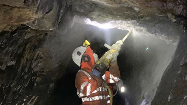 Welsh gold: 'High possibility' of finding more in the hills - BBC News