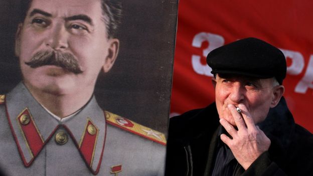 Hombre con foto de Stalin