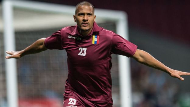 Salomón Rondón celebra un gol contra Argentina.