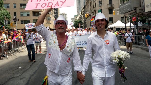 Una pareja de hombres homosexuales participa en una manifestación en Nueva York.