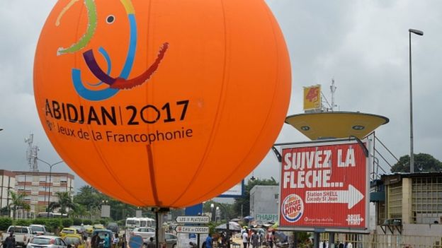 Un grand ballon plane dans une rue d'Abidjan