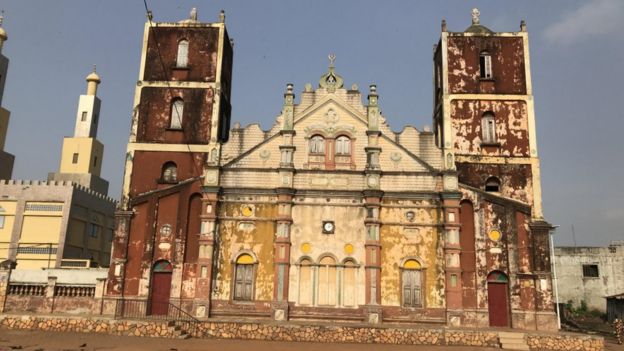 Mesquita muçulmana com traços arquitetônicos de igreja de católica