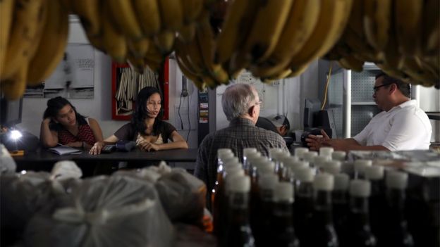Tienda en Venezuela durante un apagón