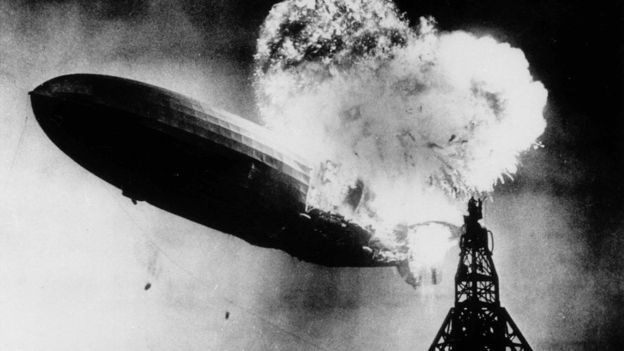 Аварія німецького дирижабля "Гінденбург" 6 травня 1937 року в американському місті Лейкхерст. Цей знімок став основою для обкладинки першого альбому Led Zeppelin