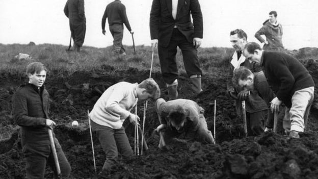 Saddleworth Moor olarak bilinen arazide çocukların cesetlerinin araştırması yıllarca sürdü.