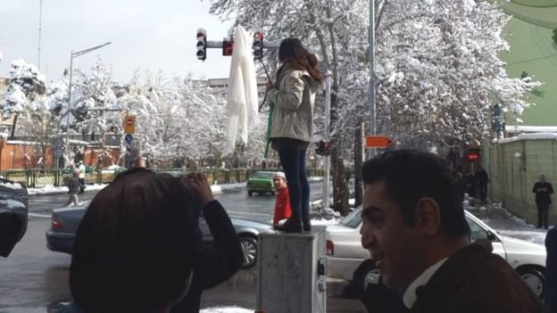 در چند روز گذشته شمار زیادی از زنان و همین‌طور مردان در اعتراض به حجاب اجباری یک روسری را سر چوب زدند