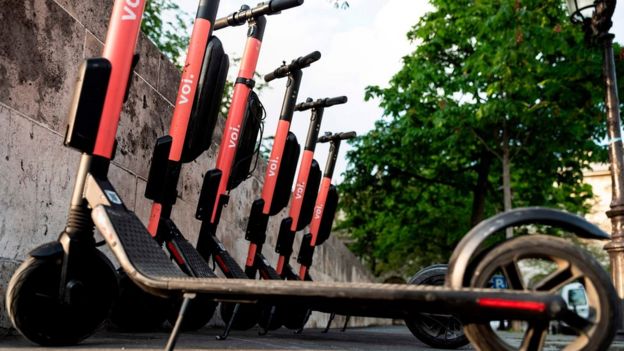 Patinetes eletrônicos em Paris