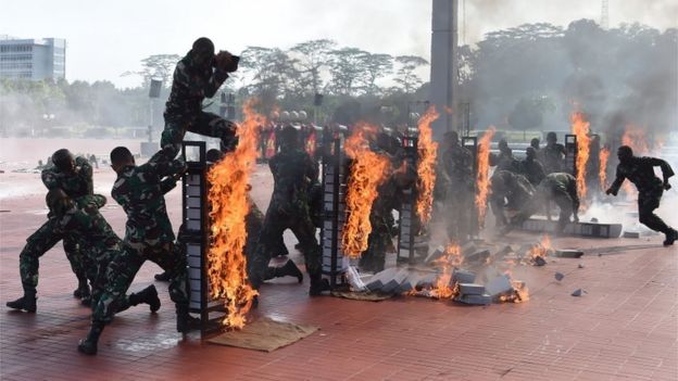 Salah satu peragaan di hadapan Menhan AS menampilkan para prajurit TNI menghancurkan blok batu dengan tangan kosong.