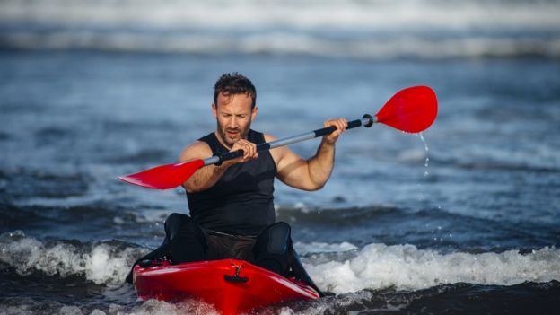 Hombre en kayak