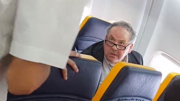 David Mesher, britânico que insultou idosa negra em voo da Ryanair e agora afirma que não é racista. Na imagem, ele aparece em vídeo filmado por David Lawrence durante o episódio